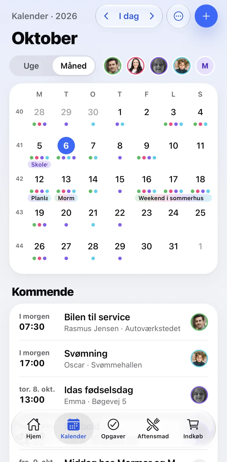 Månedskalender med farvede prikker og kommende aftaler